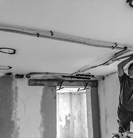 Handwerker montiert Kabel