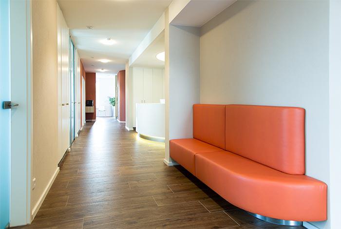 Sitzbank in einer TCM-Praxis