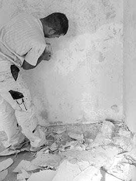 Handwerker verputzt Wand