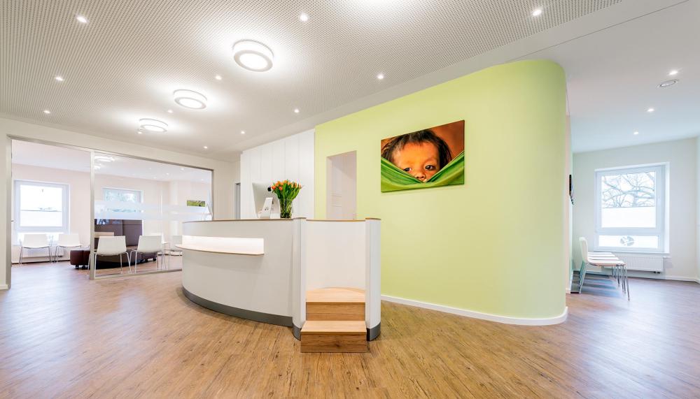 grüne Wand im Empfang der Praxis