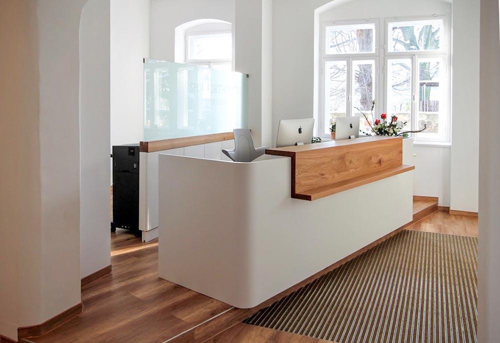 Eingang zu einer orthopädischen Praxis Eingang zu einer orthopädischen Praxis