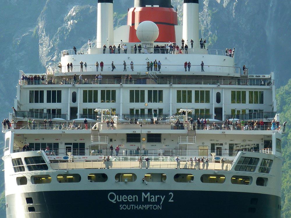 Kreuzfahrtschiff von vorne
